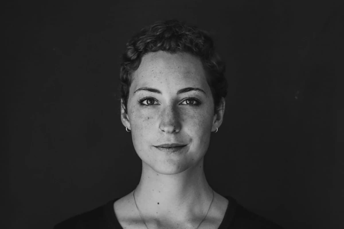 Neutral studio portrait used to illustrate how the PSL facial attractiveness scale rates faces from 1 to 10